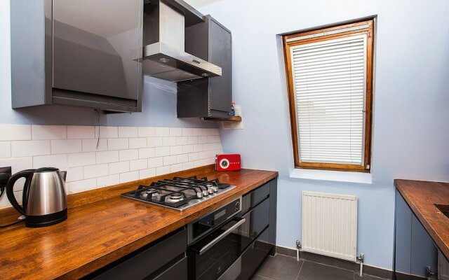 Spacious Top-Floor Flat With Stunning Roof Terrace