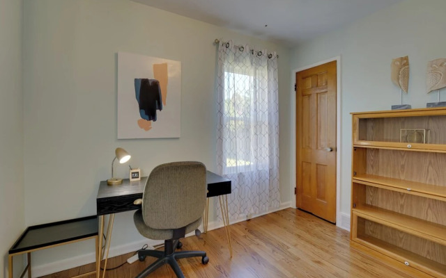 5 Mi to Downtown: Royal Oak Bungalow!