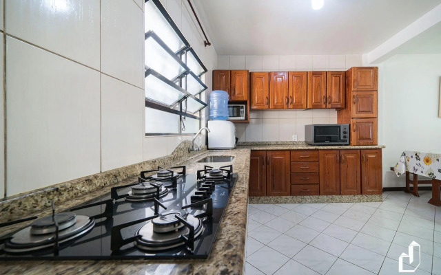 Casa 03 Dormitórios Climatizados com Berço Incluso