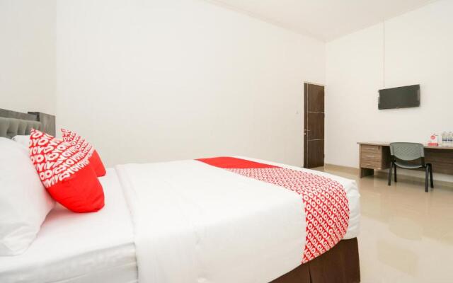 OYO 1957 Riverside Residence