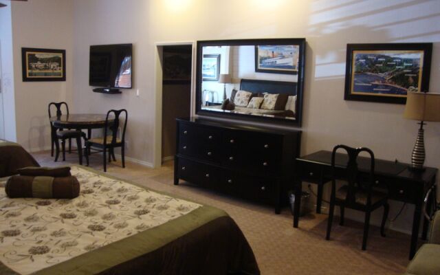 Catalina Courtyard Suites