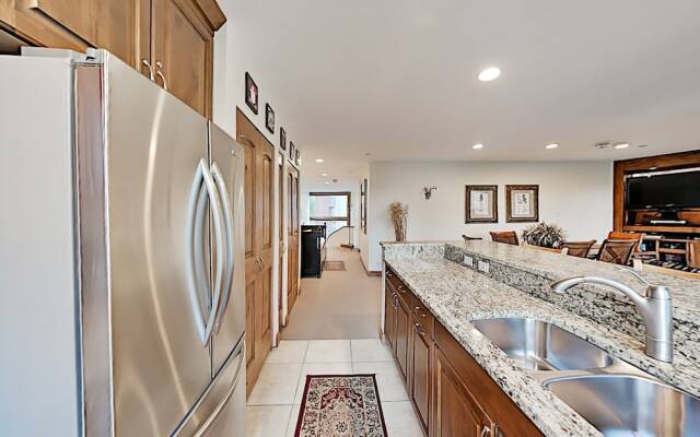 710wliop 3 Bedroom Condo