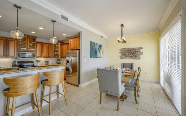 Penthouse Luxury - Exquisite Oceanside Condo