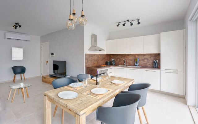 Brand New Designer Finished Apartment, Central Location