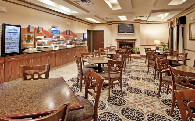 Holiday Inn Express & Suites McPherson by IHG