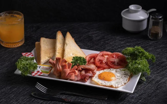 Queen Cafe Hotel & Pub