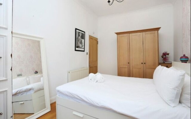A Stunning Grand Apt near the Royal Botanic Garden