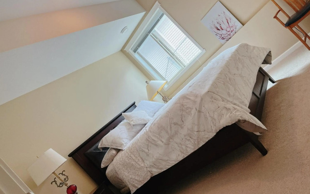 Peaceful and Spacious Lake View