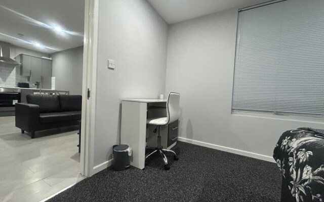 Private Luxury Apartment - Free Parking & Wi-fi