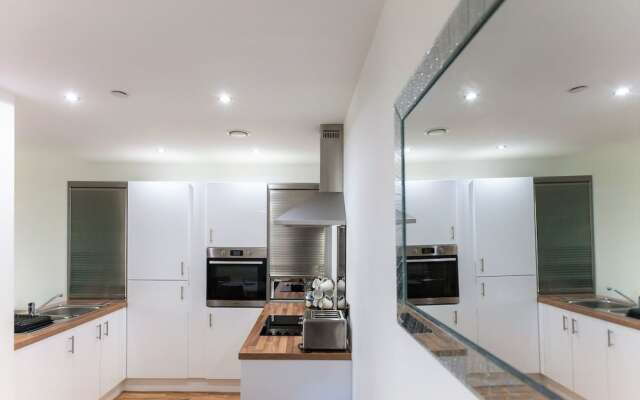 Beautiful 3 Bed Apartment in Media City