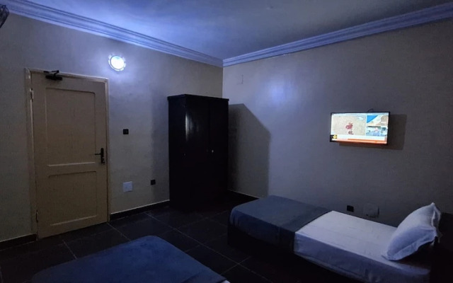 Royal Blue Guest House & Bar