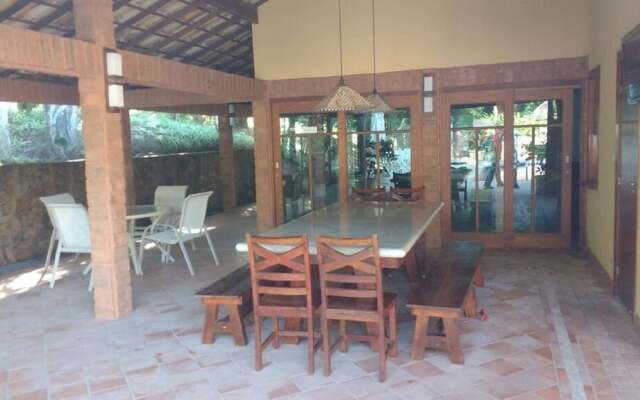 Casa 4 suites a 200m da Rua das Pedras