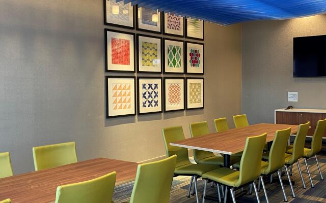 Holiday Inn Express & Suites Aurora by IHG