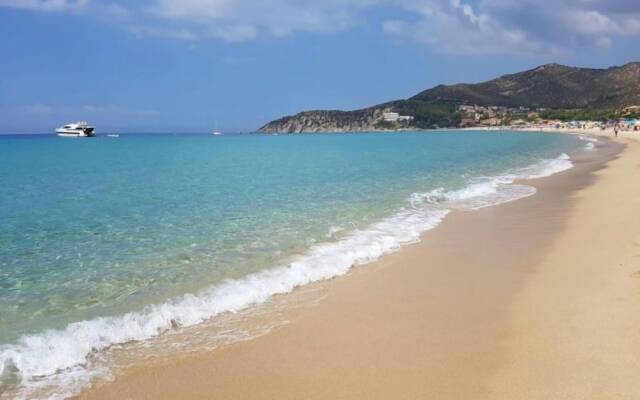 Stylish Home With Views, 4 min Walk to the Beach!!