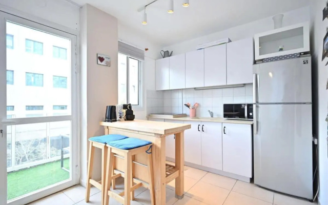 Cool & Fun 2BR in Rotshilde area by HolyGuest