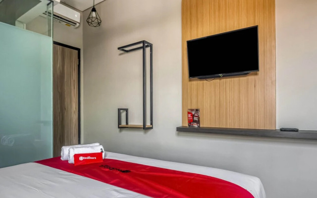 RedDoorz Plus near Gandaria City Mall 2