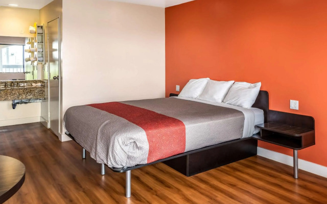 Motel 6 Gardena, CA - South