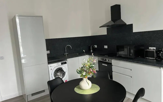 Family - Central - Parking - Wifi - Sleeps 4