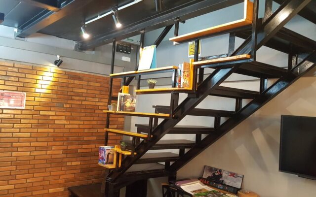 Roof And Room Hostel