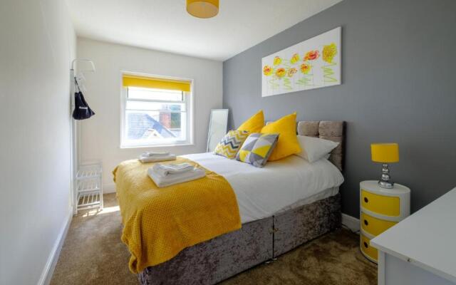 Bright Executive Apartment with Views of Solent