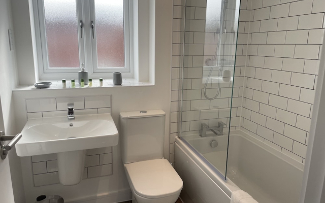 Beautiful 3-bed House in Derby With Parking