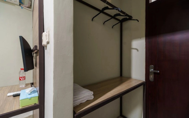 RedDoorz near Cikampek Mall Karawang – Guest Rooms – Karawang