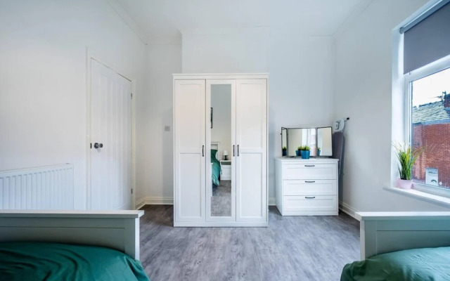 Modern Spacious 2 br House in Leigh, Free Parking