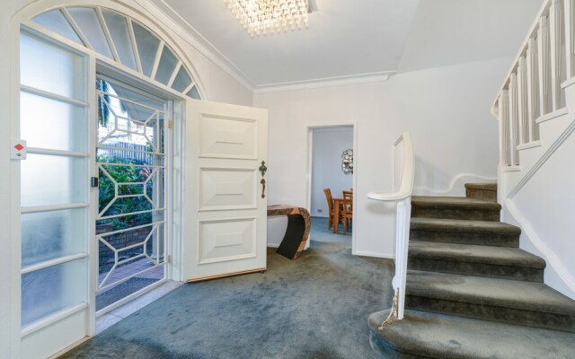 Spacious 4 Bedroom House The Hill