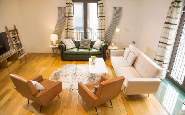 The Holborn Lights - Modern 3BDR Home with Rooftop Terrace & Garage