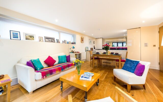 Charming Hackney Apartment with Garden