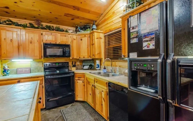Crooked Pine Cabin With Swing and Hot Tub on the Deck by Redawning