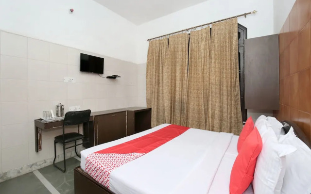 Collection O 12986 The Red Hotel