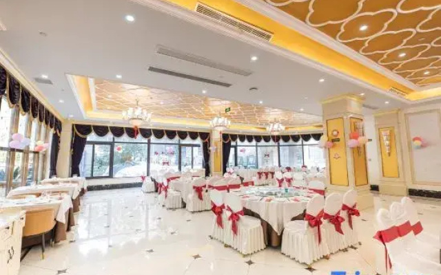 Shanghai Xingxin Holiday Hotel (Zhouhai Road Subway Station)