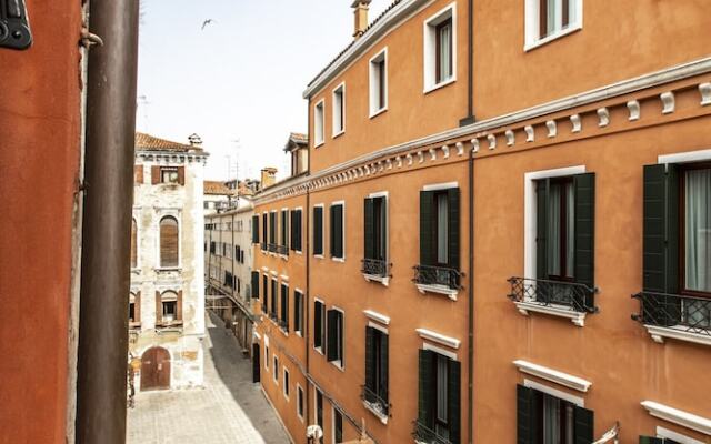 Charming Apartment on the Grand Canal