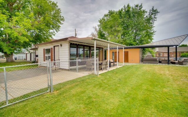 Lakefront Washington Home w/ Private Pool & Sauna