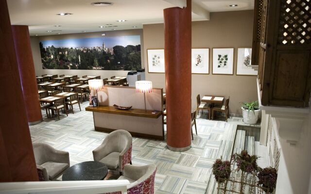 Alcazar Hotel