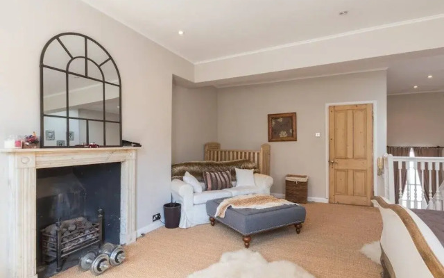 Stylish 1-bed With a Roof Terrace