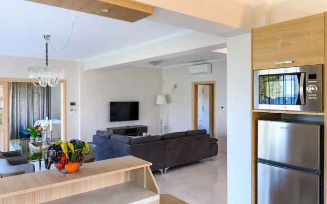 Villa Filoxenia - by the sea - up to 12 guests