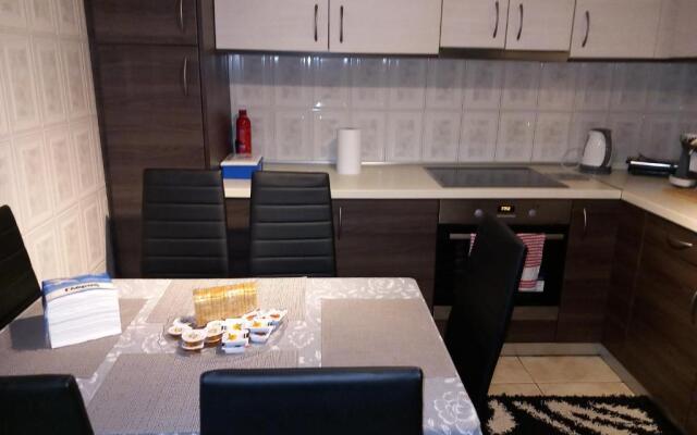 Airport's Close, Cozy Flat for 6 Persons
