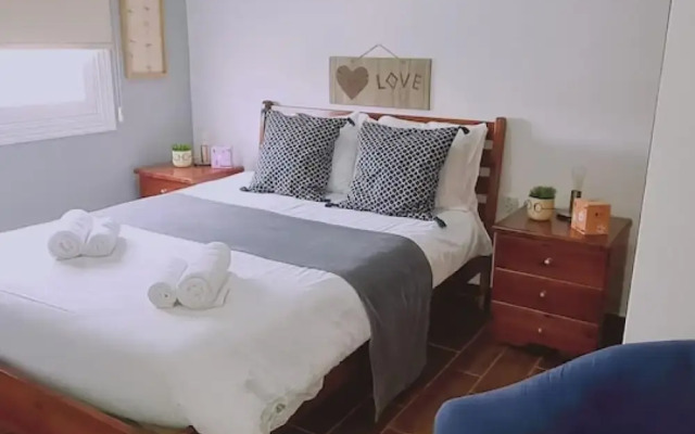 Stay Gold Feathers Apartment