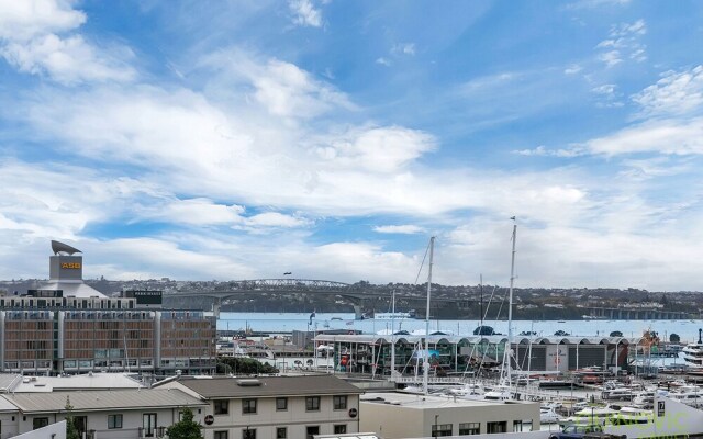 QV Sunny New Apt with Balcony -976