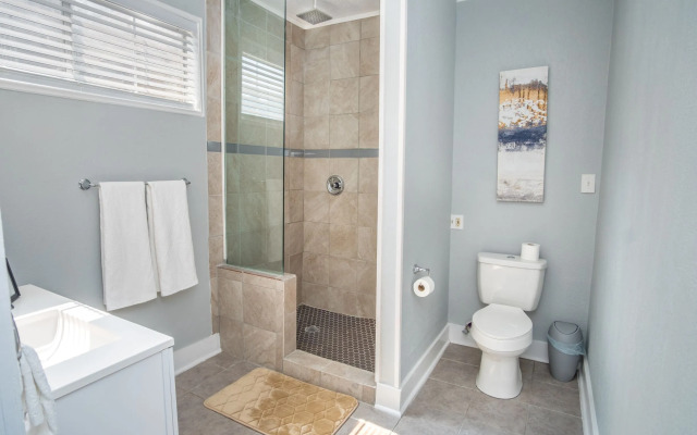 Remodeled Historic 1BR 1BA House Near Downtown