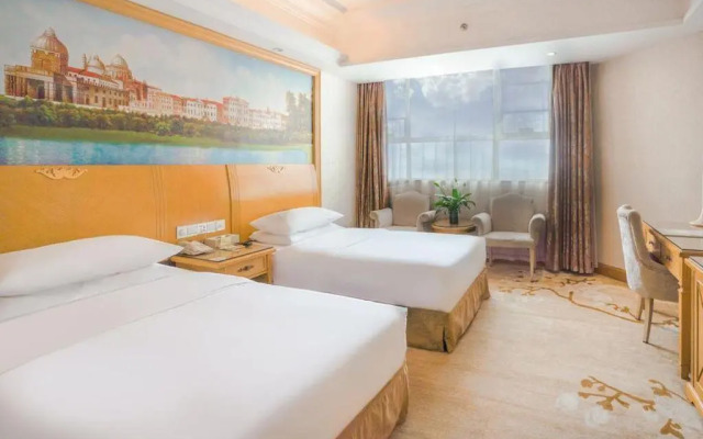 Vienna Hotel Guangdong Dongguan Tangxia South High-Speed Railway Station