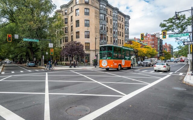 Stylish Brownstone Back Bay Apartments