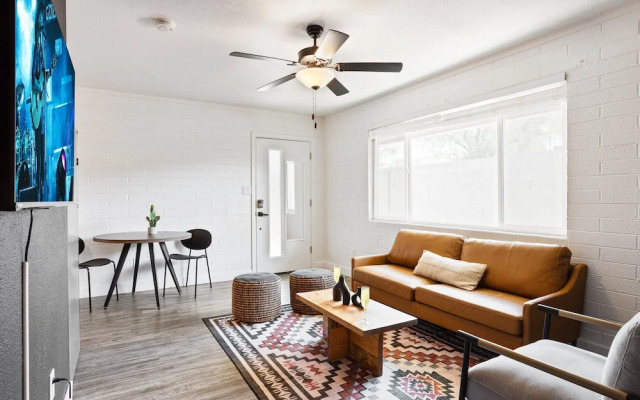 Colt-in Old Town-walk To Entertainment District