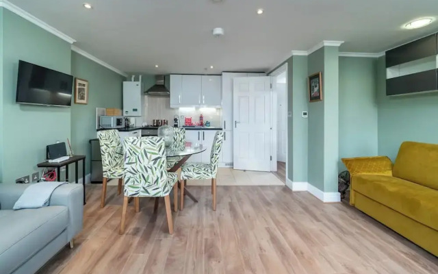 Designer 1 Bed Flat Barons Court Sleeps 4, Balcony