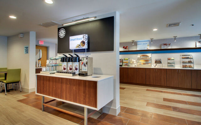 Holiday Inn Express & Suites Lincoln East - White Mountains by IHG