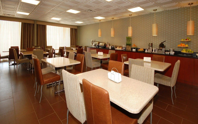 Quality Inn & Suites Charleston - Civic Center