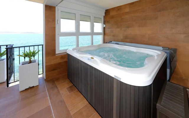 Aqua Cabana