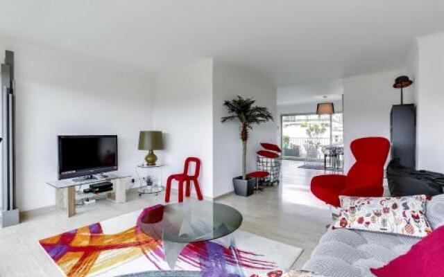 Wonderful fully renovated 2BR on the last floor.